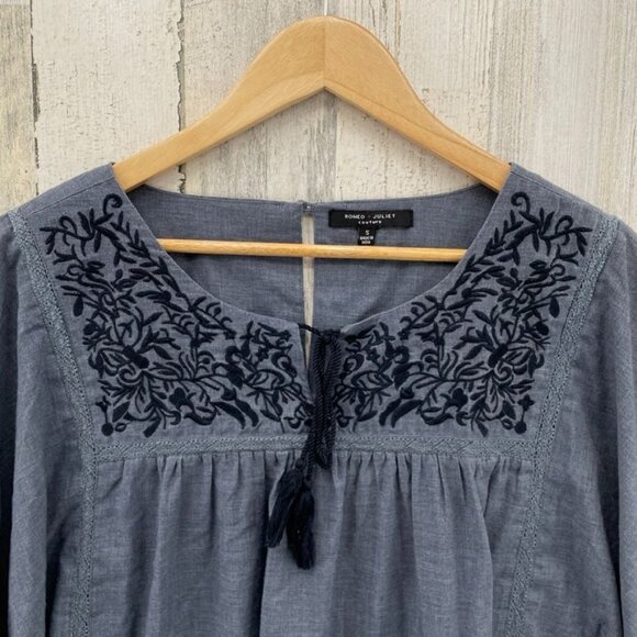 Romeo + Juliet Couture Top Womens Small Blue Chambray Cotton Blend‎ Embroidered - Picture 2 of 7
